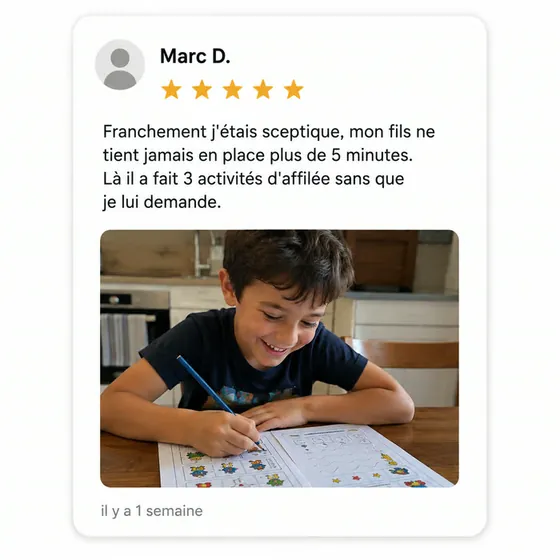 Avis 5 étoiles de Marc D. : Franchement j'étais sceptique, mon fils ne tient jamais en place plus de 5 minutes. Là il a fait 3 activités d'affilée sans que je lui demande. Photo d'un garçon concentré et souriant qui écrit sur une fiche d'activité dans la cuisine